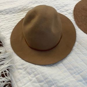 Tan hat!